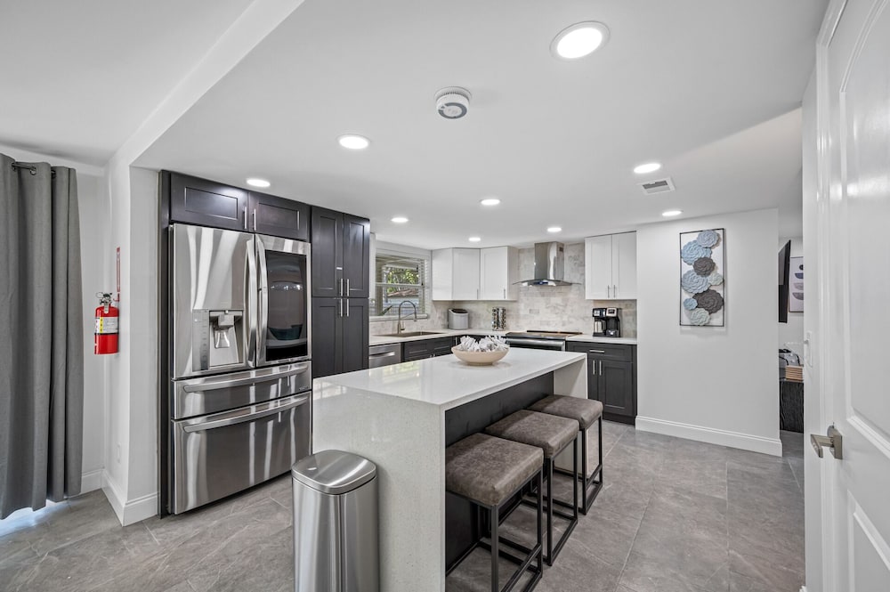 Luxury Retreat: Pool, Games, Basketball & More!
