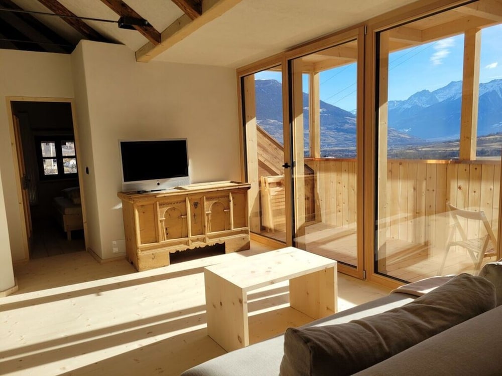 Hoamisch Modern Retreat view 3