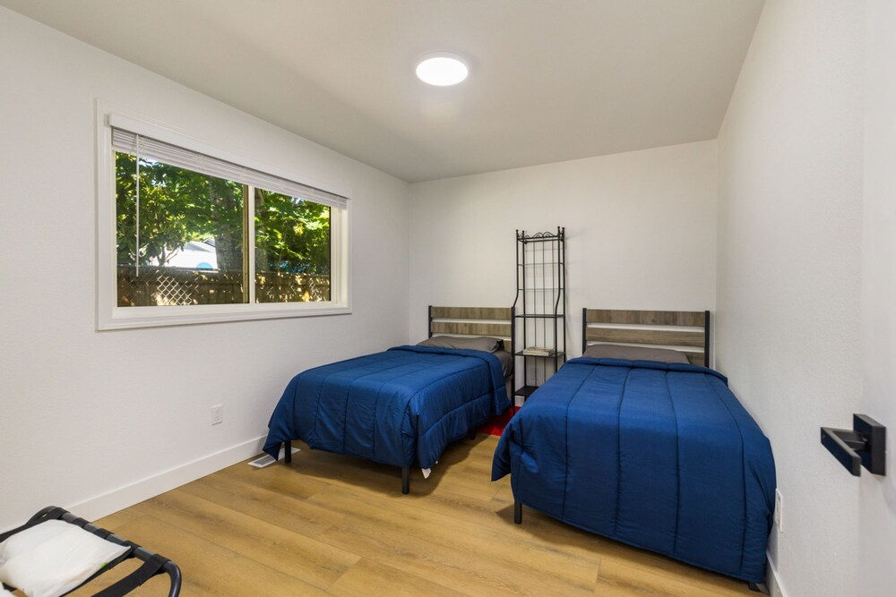 Comfy Stay in Bellevue w Parking Included