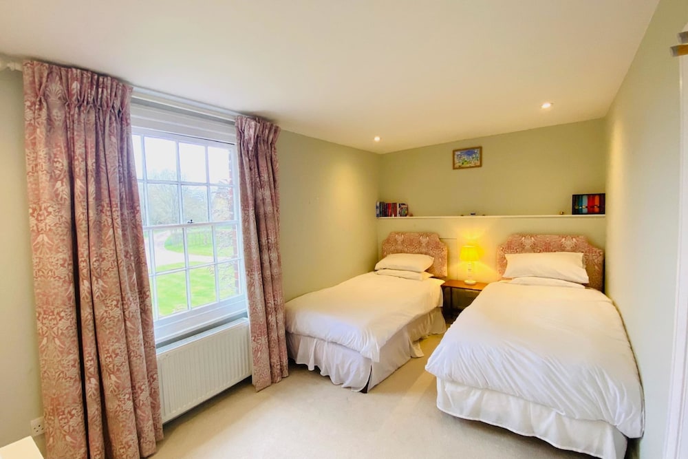 Stunning 6-bed Country House With Heated Pool view 5