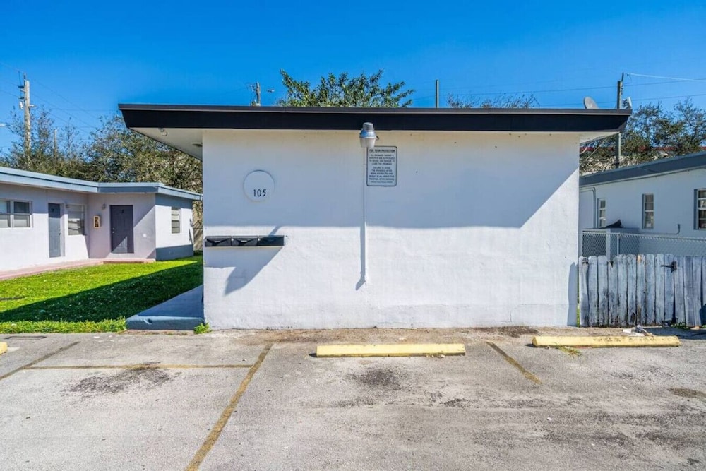 Beachside 1BR Nook Near Airport Free Parking