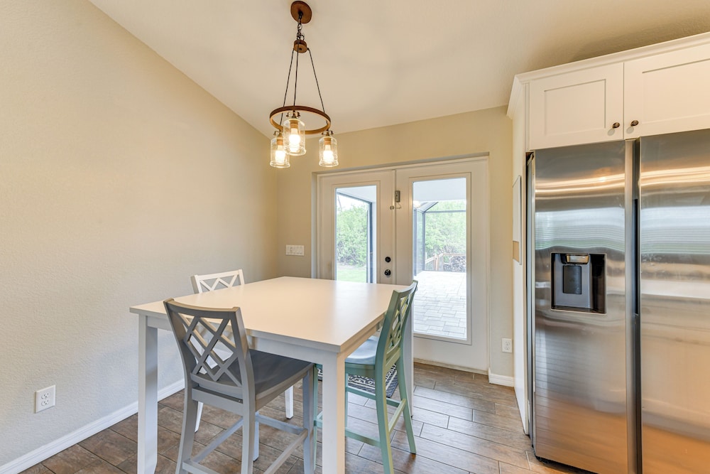 3 Mi to Public Beach: Port Charlotte Getaway!