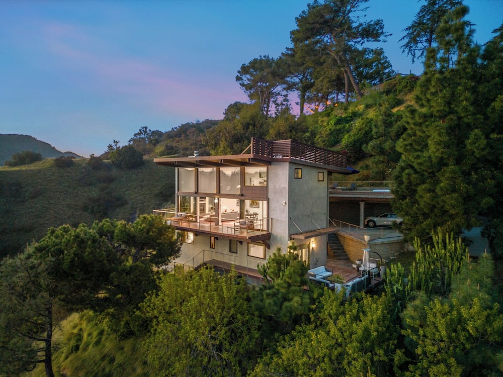 Summitridge - An Elegant Estate With Unobstructed City and Ocean Views