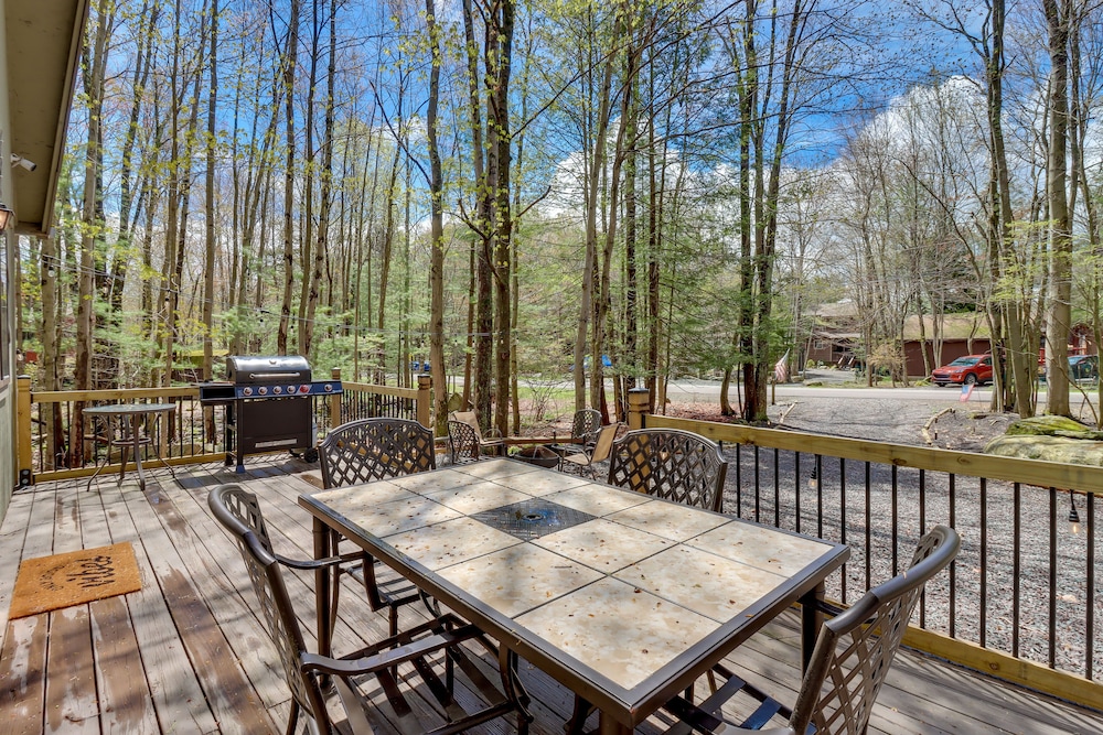 Poconos Vacation Rental 6 Mi to Lake Wallenpaupack view 3