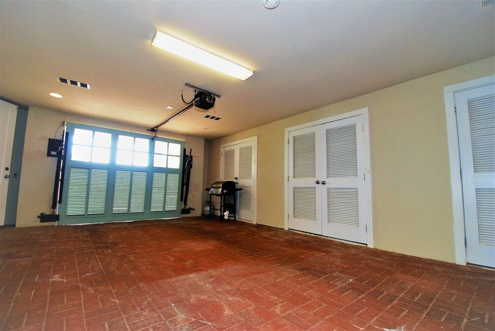 Palm House - Private Beachfront House 3 Bedroom Home by RedAwning
