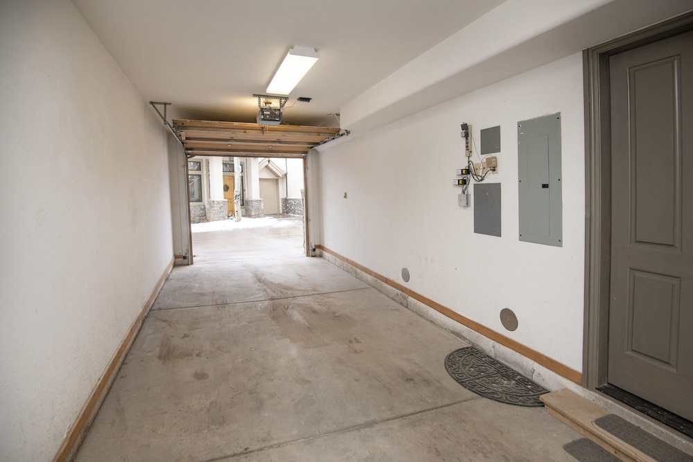 Ski In Ski Out Townhome in Rocky Mountain Access to Elkhorn Chairlift by RedAwning