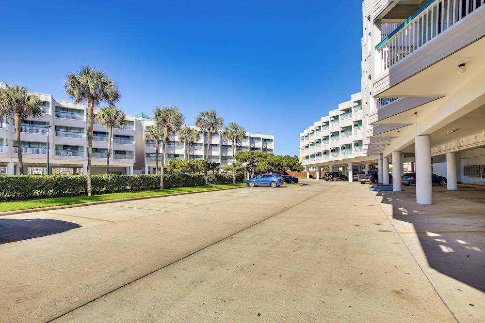 Balcony + Gulf Views: Beachfront Galveston Retreat view 4
