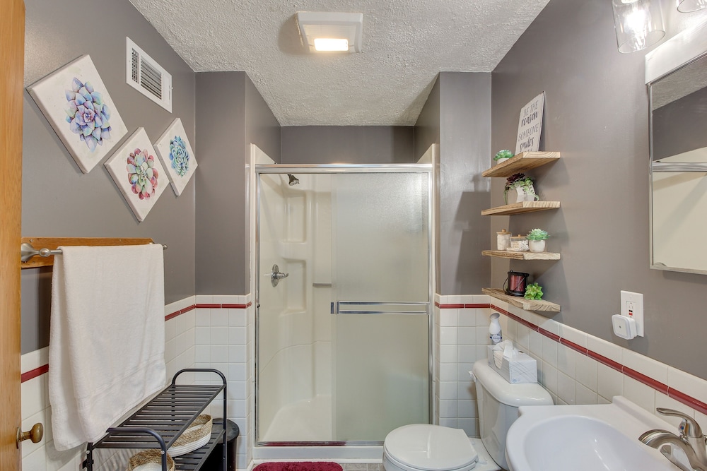 Missouri Escape w/ Furnished Patio, Near Downtown!
