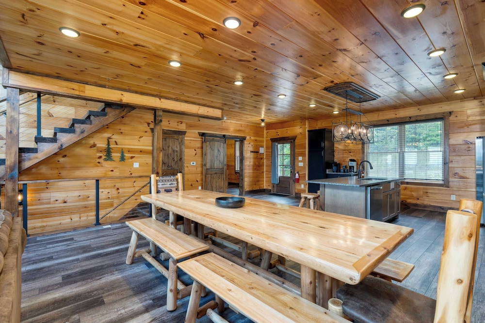 2 Homes Firefly Trail Way by Avantstay Sleeps 28, Indoor Pool + Hot Tub + Movie Theater & Game Room