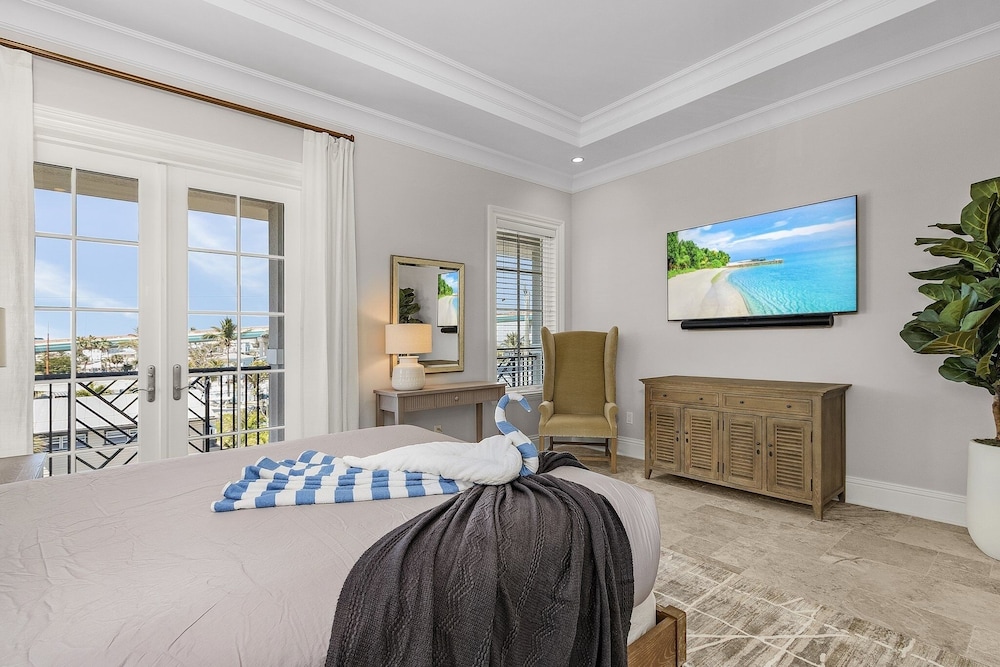 260 Coastal Luxe Retreat: 5bd/4.5ba, Pool & Spa, Water Views 5 Bedroom Home