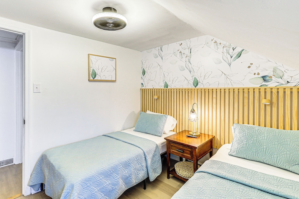 Walk to Beaches & Marina: Fortescue Hideaway