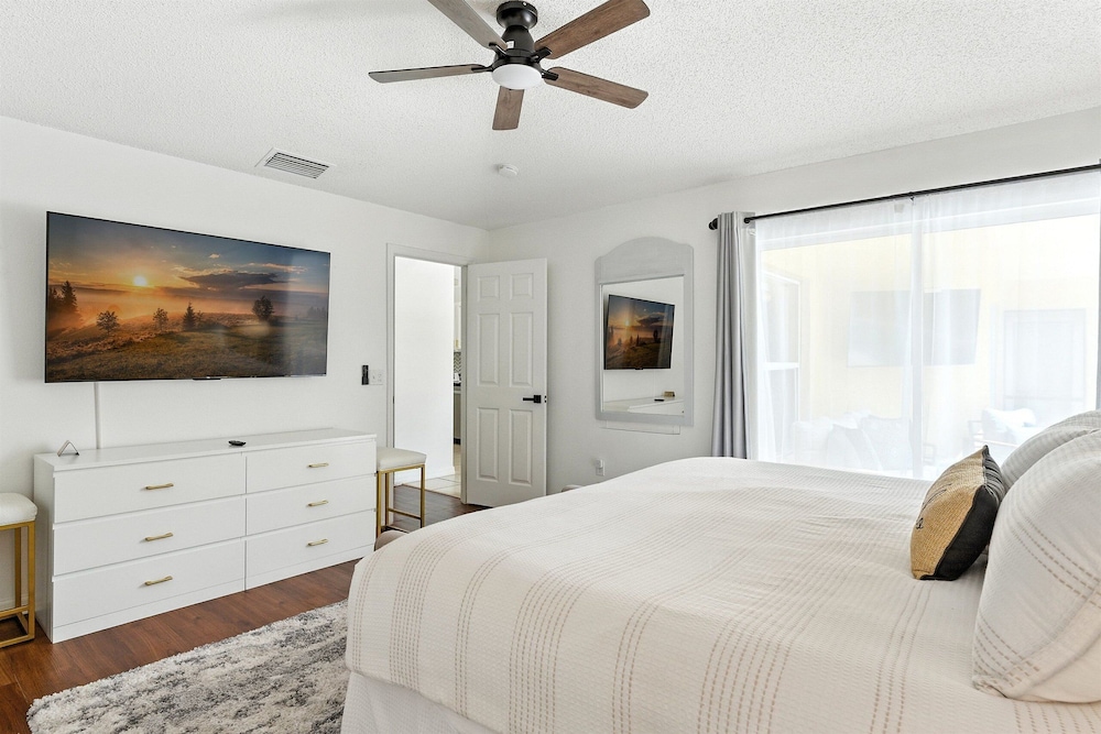 Carpet-free 4BR w/ Pool, 2 Master Bds, Near Disney