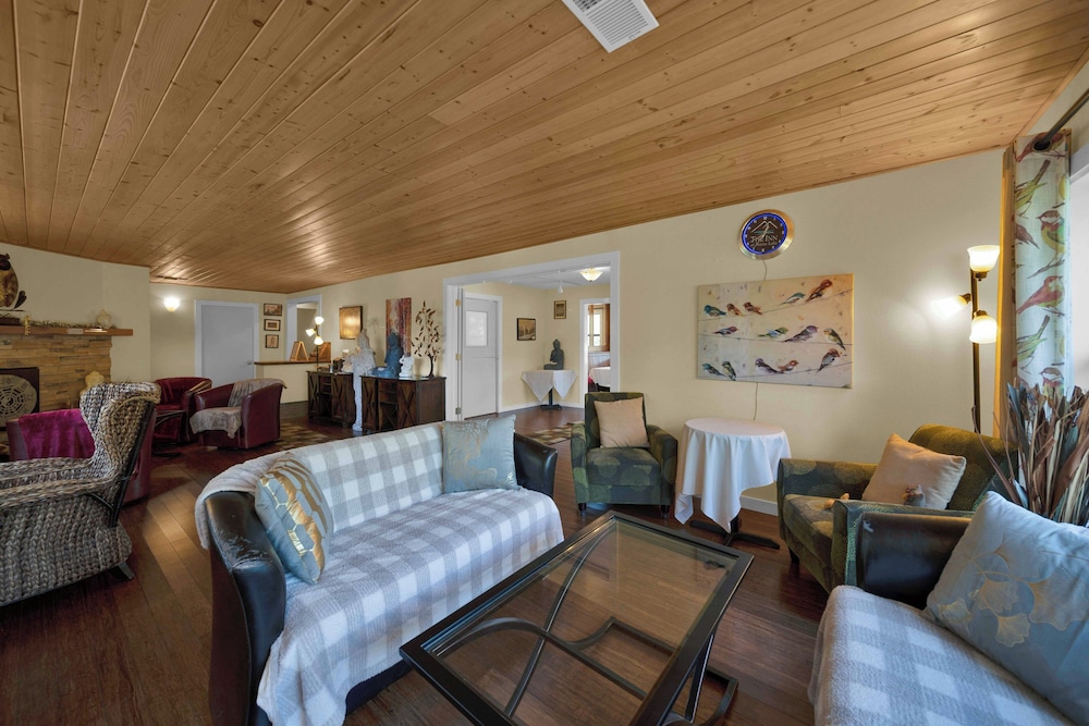 The Inn at Shasta Lake