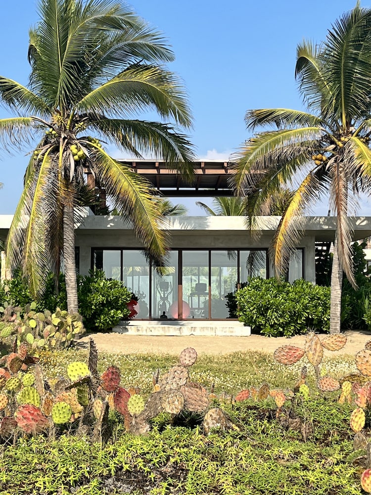 Hotel Marea Beachfront Villas - Image 1