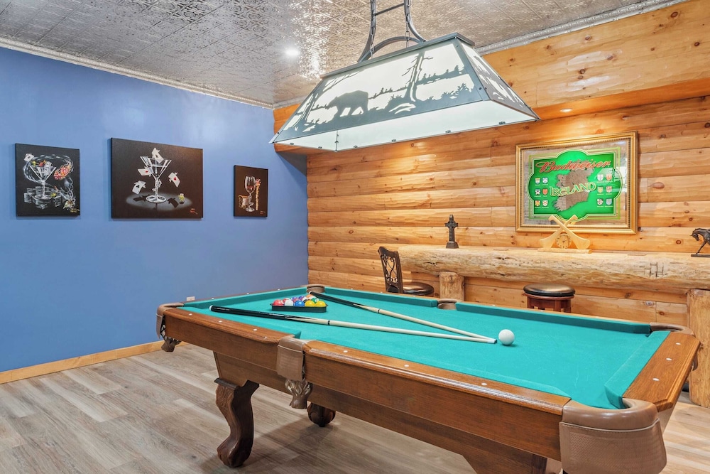 Bigwood Cabin Retreat Hot Tub, Game Room, Firepit Lounge & Private Yard
