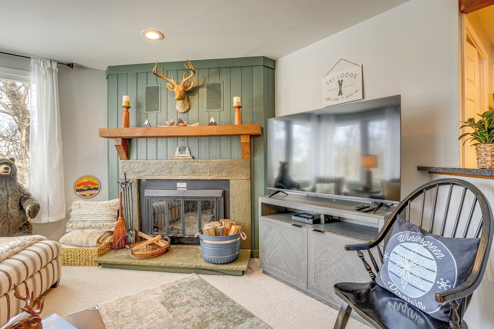 Wintergreen Resort Condo: Deck & Golf Course Views