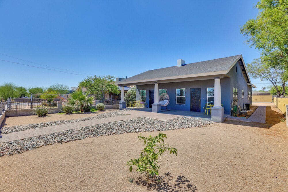 Apartment 2 Mi to Chase Field & PHX Arena!