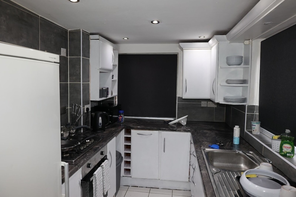 Nottingham 5-br, Sleeps 11 w/ Garden & Parking