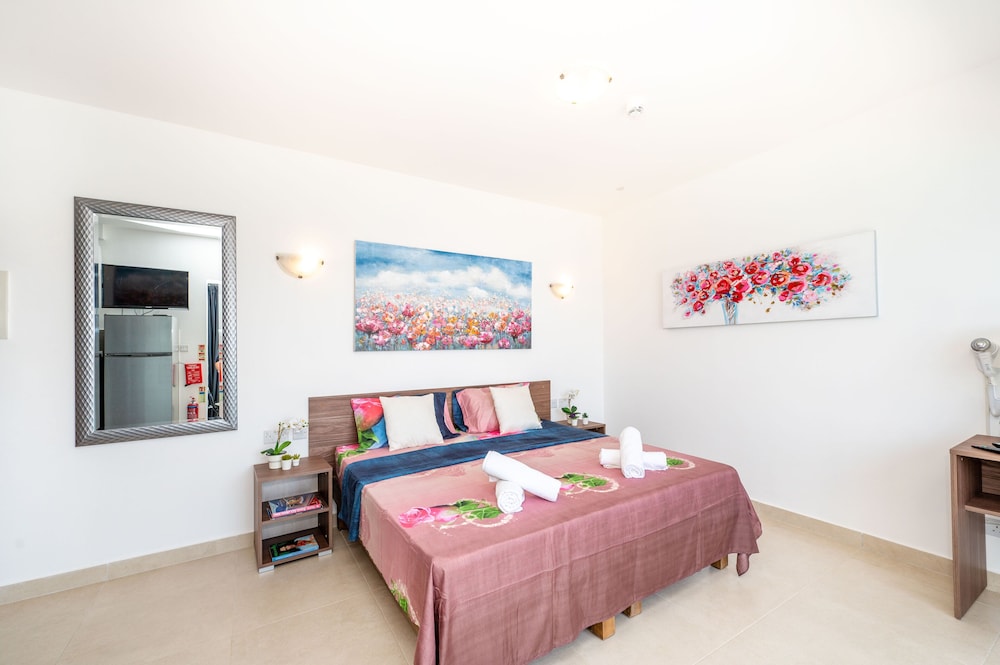 Islet Promenade Studio with Hot Tub and Panoramic Sea Views by GetawaysMalta photo 5