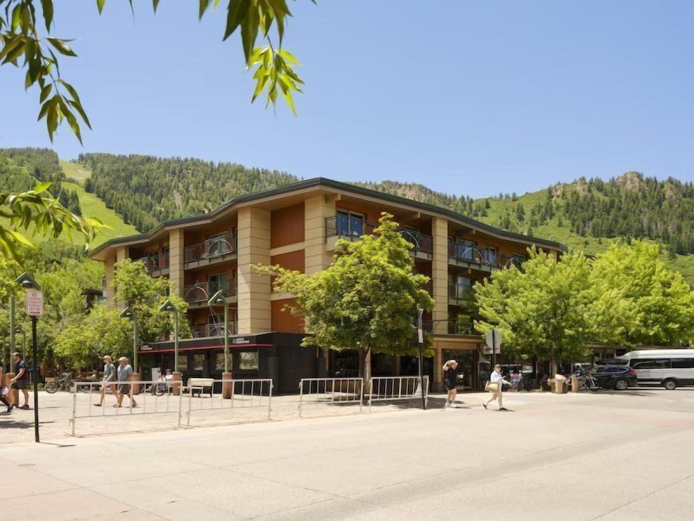 Gold-rated 2 Bedroom Condo at the Base of Aspen Mountain view 4