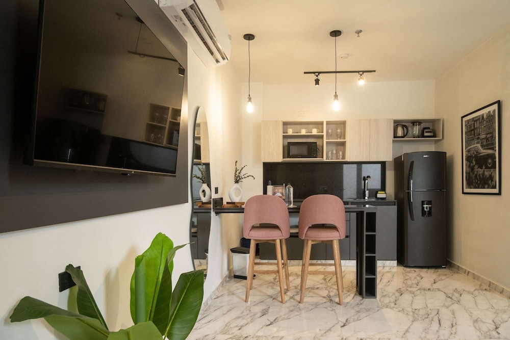 w Lovely 1BR w AC Near Ciudad Amurallada
