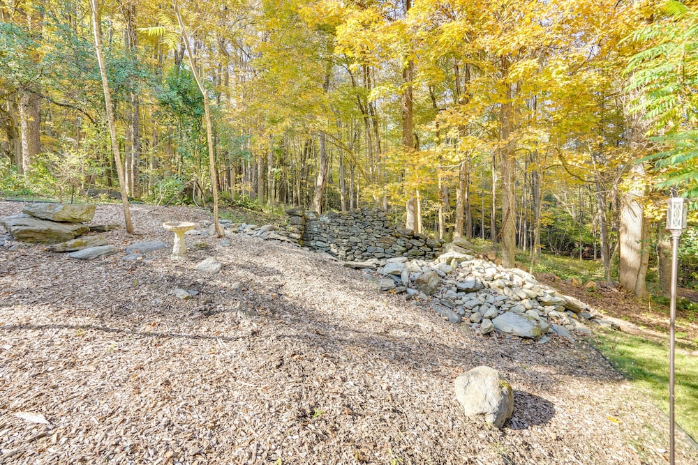 Tranquil 3 BR Stockbridge House w/ Private Deck!