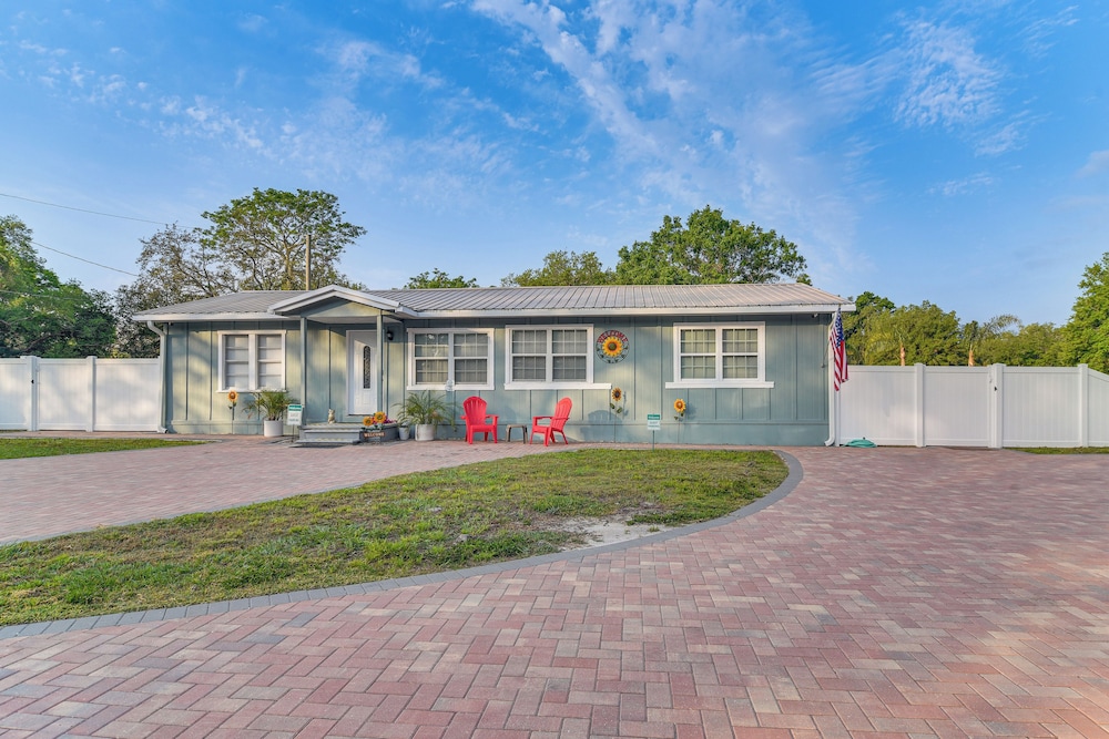 6 Mi to Busch Gardens: Family & Pet Friendly Home