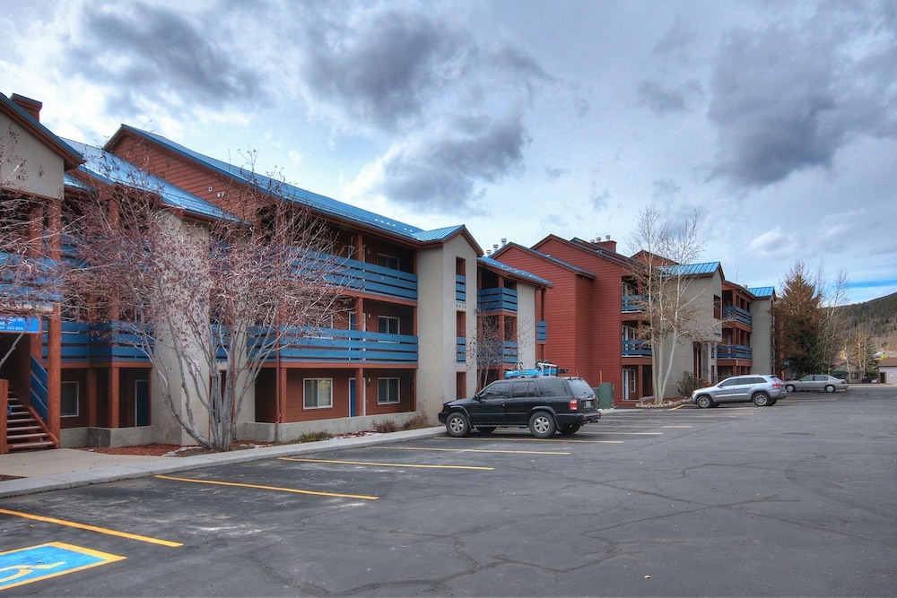 C213 Cinnamon Ridge 2 Bedroom Condo by RedAwning view 4