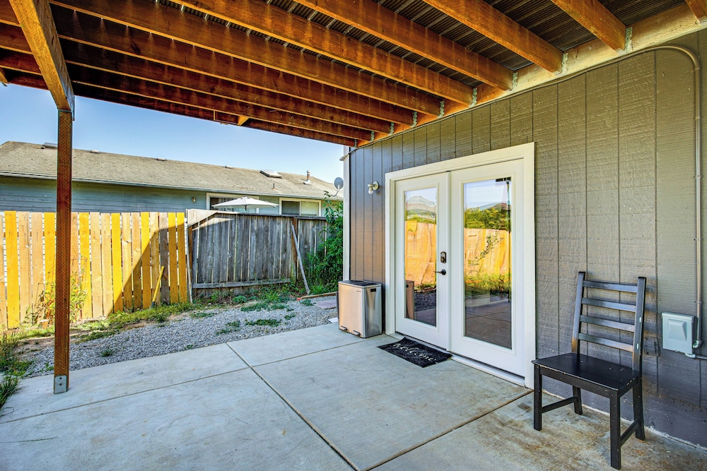 1 Mi to Puget Sound Shores: Modern Des Moines Apt!