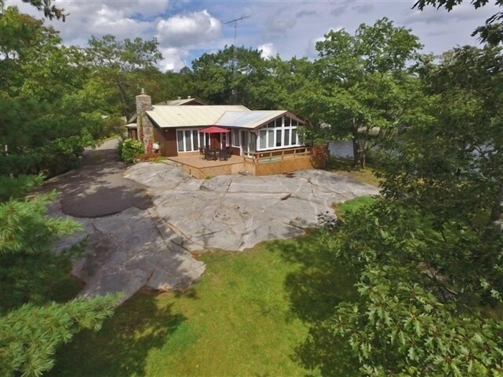 432 Weslemkoon Lake 4 Bedroom Cottage