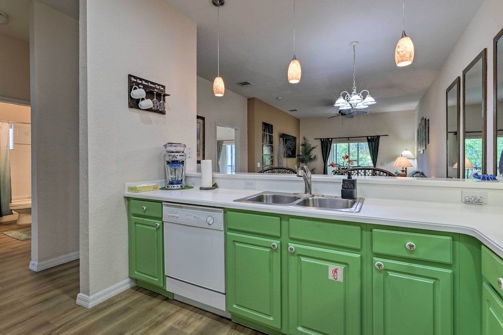 Vibrant Condo w/ Pool Access: 11 Mi to Disney