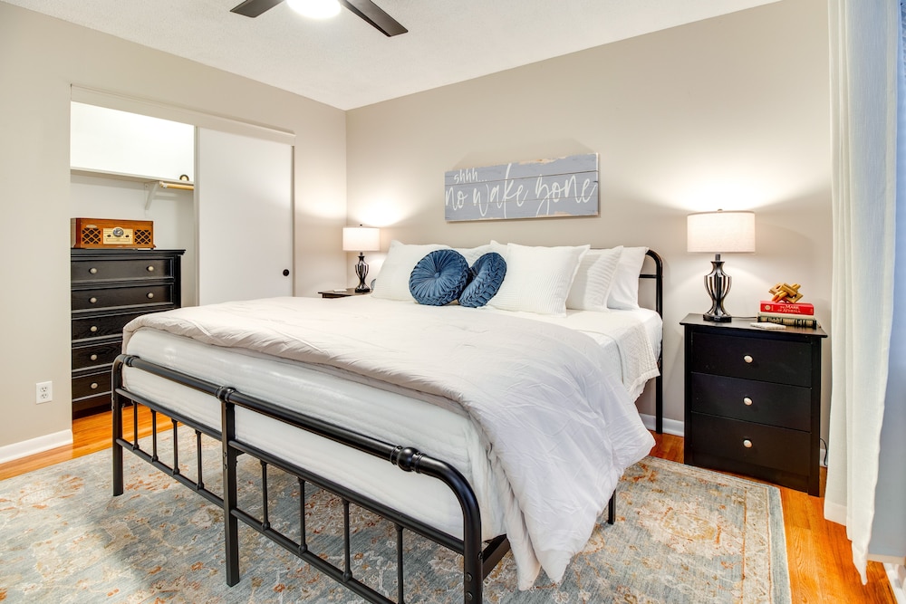 Cozy Lakeview Retreat, Close to Bull Shoals Lake!