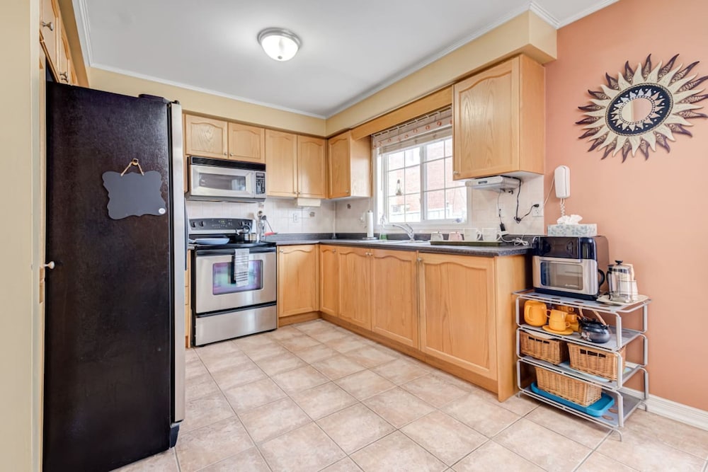 Brampton Retreat Quiet 2BR Residential Area