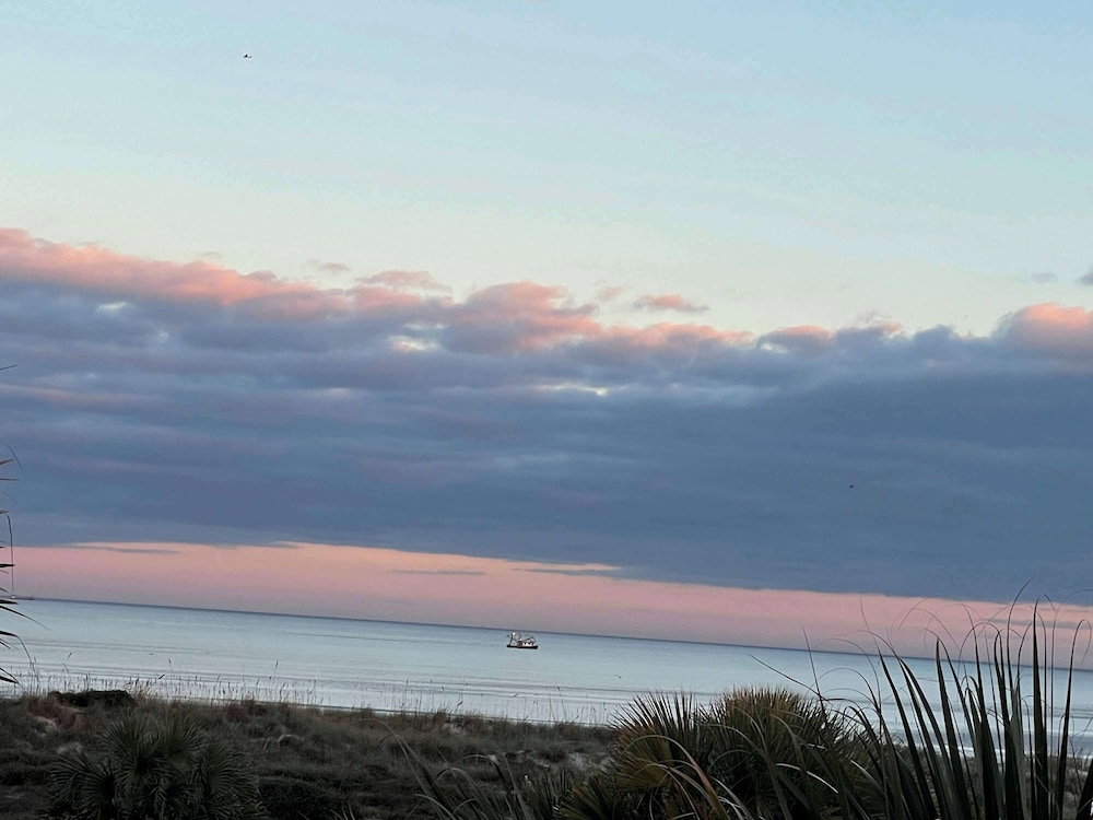 Oceanfront Luxury: 2BR Condo, New Rental