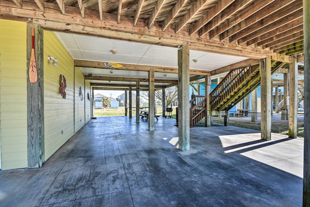 Walk to Shore: Crystal Beach Family Home w/ Deck! view 3