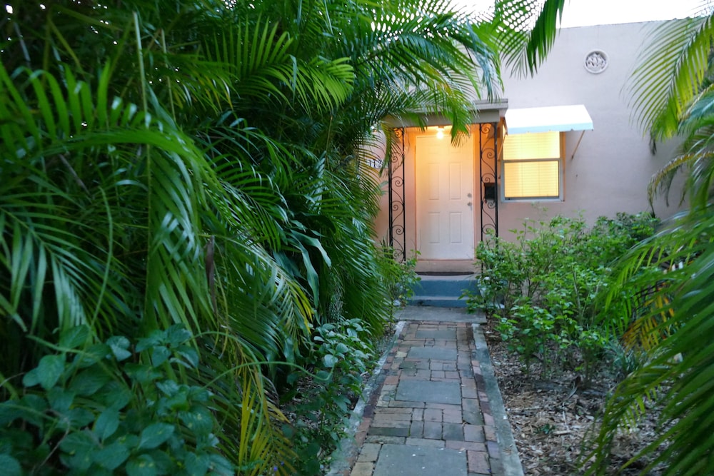 Tropical Charmer Coral Gables Apartment