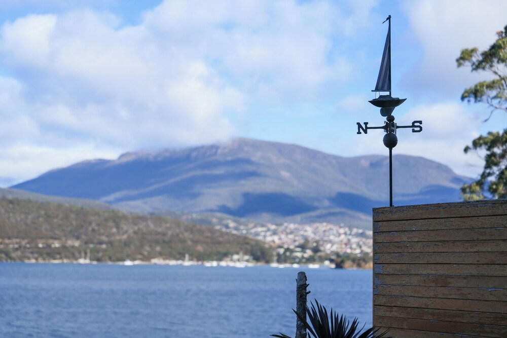Waterfront Home - Gorgeous Views - 2 Bed