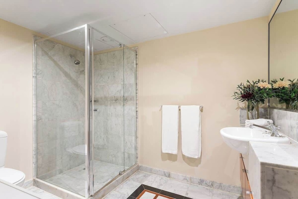 Stylish & Cozy 4BR Retreat With Free Parking