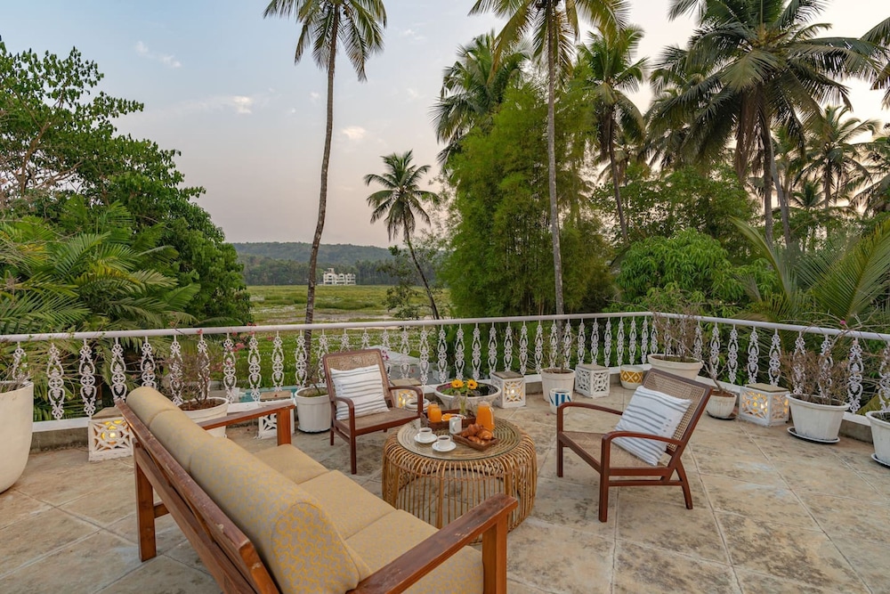 Loto Bianco by Hireavilla -4br w Pvt Pool Siolim