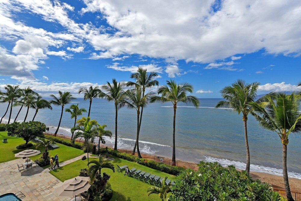 Lahaina Shores #425 Studio Bedroom Condo by RedAwning view 4