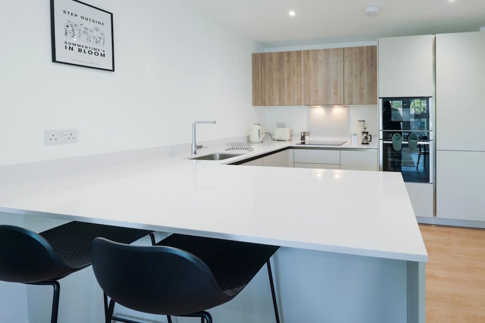 Luxury Manchester Apartment - Yellow view 4