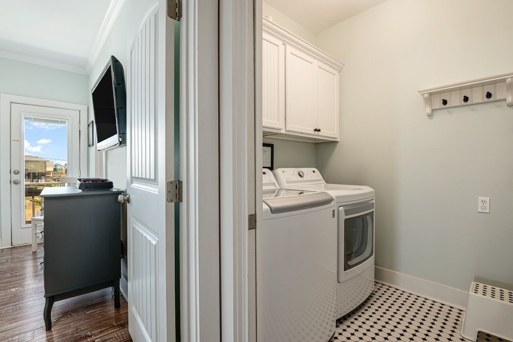 Chillax Inn 3 Bedroom Home by RedAwning