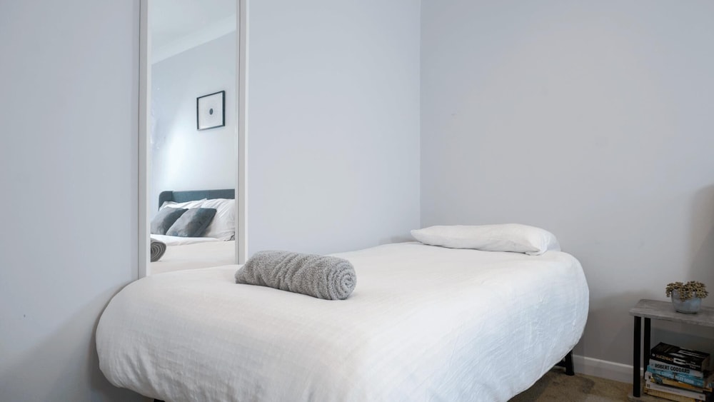 Apartmentsleeps3-balcony-valleyview-parking