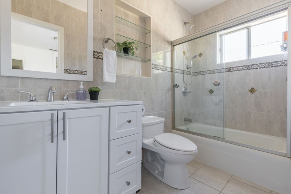Charming Spacious Home - Modern Comforts Prime Location