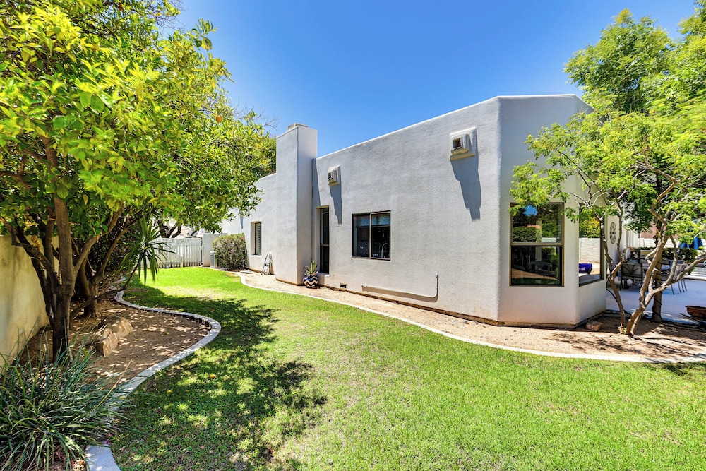 Dog Friendly! Modernist Oasis in North Scottsdale