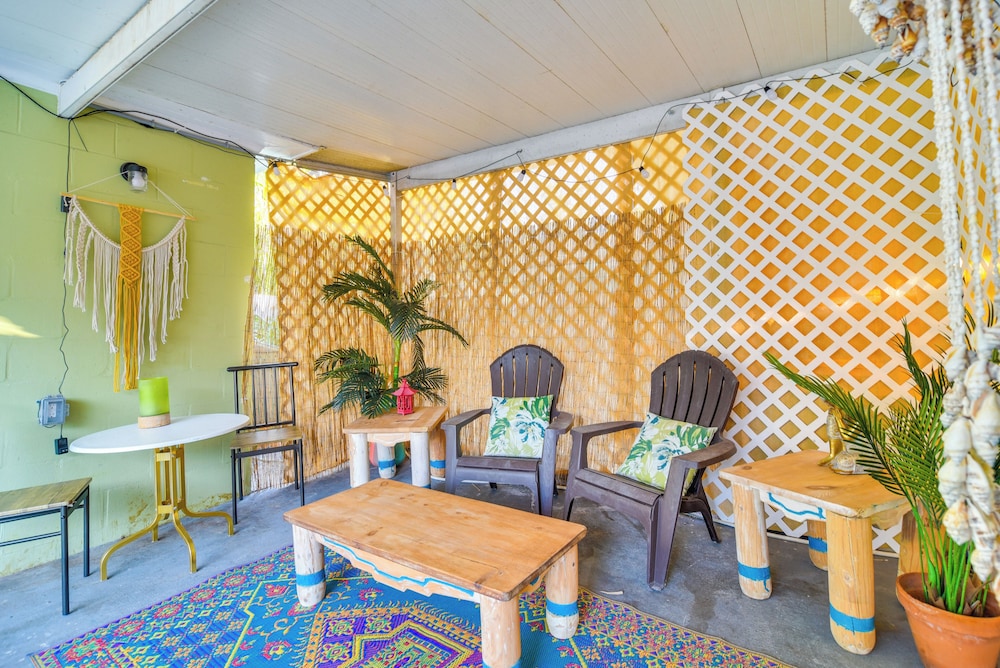 3 Mi to Vinoy Park: St Petersburg Gem w/ Patio!