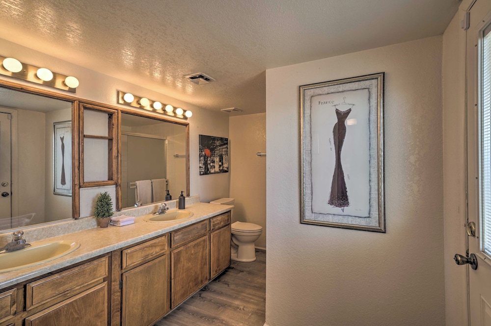 Putting Green & Pool Table: Lake Havasu City Gem!