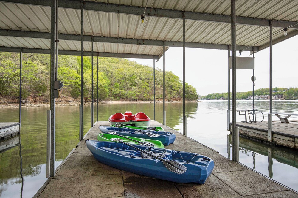 Huge! Sleeps 30-kayaks, Pedal Boat & Paddle Boards