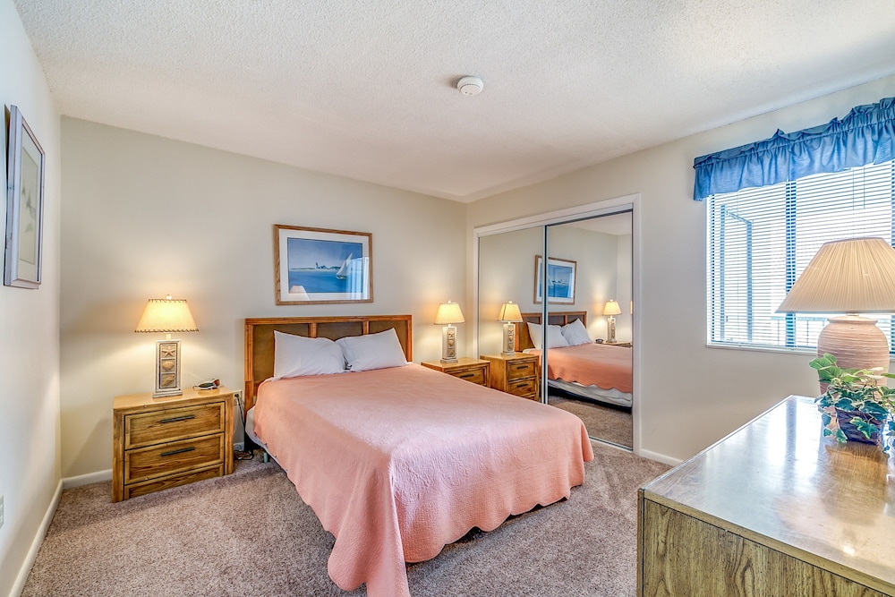 Crescent Sands on Crescent Beach by Condo-World