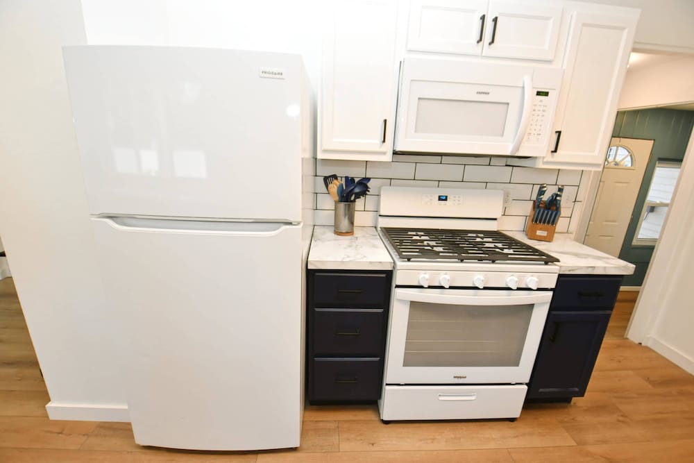Modern 5 Bedroom Home Sleeps up to 12 15 min Walk to ND 2329